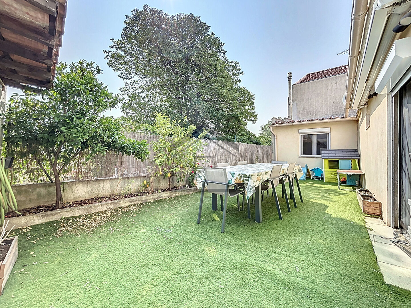 BAS DE VILLA T4 avec ext\u00e9rieur et place de parking privative.