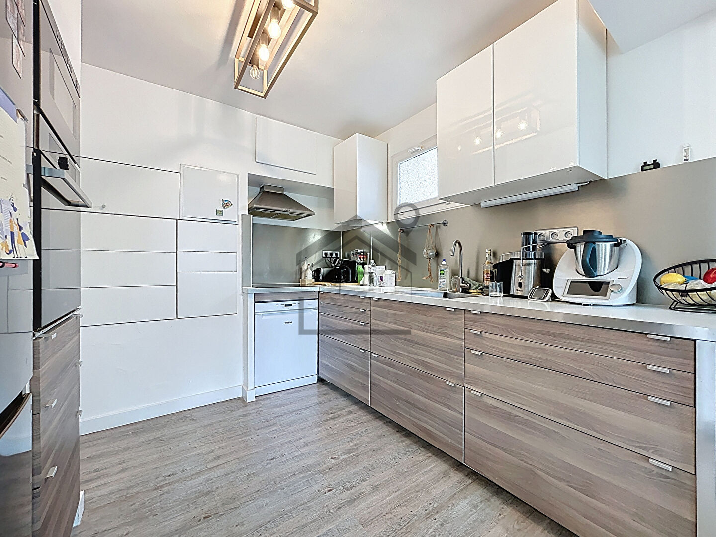 BAS DE VILLA T4 avec ext\u00e9rieur et place de parking privative. 2