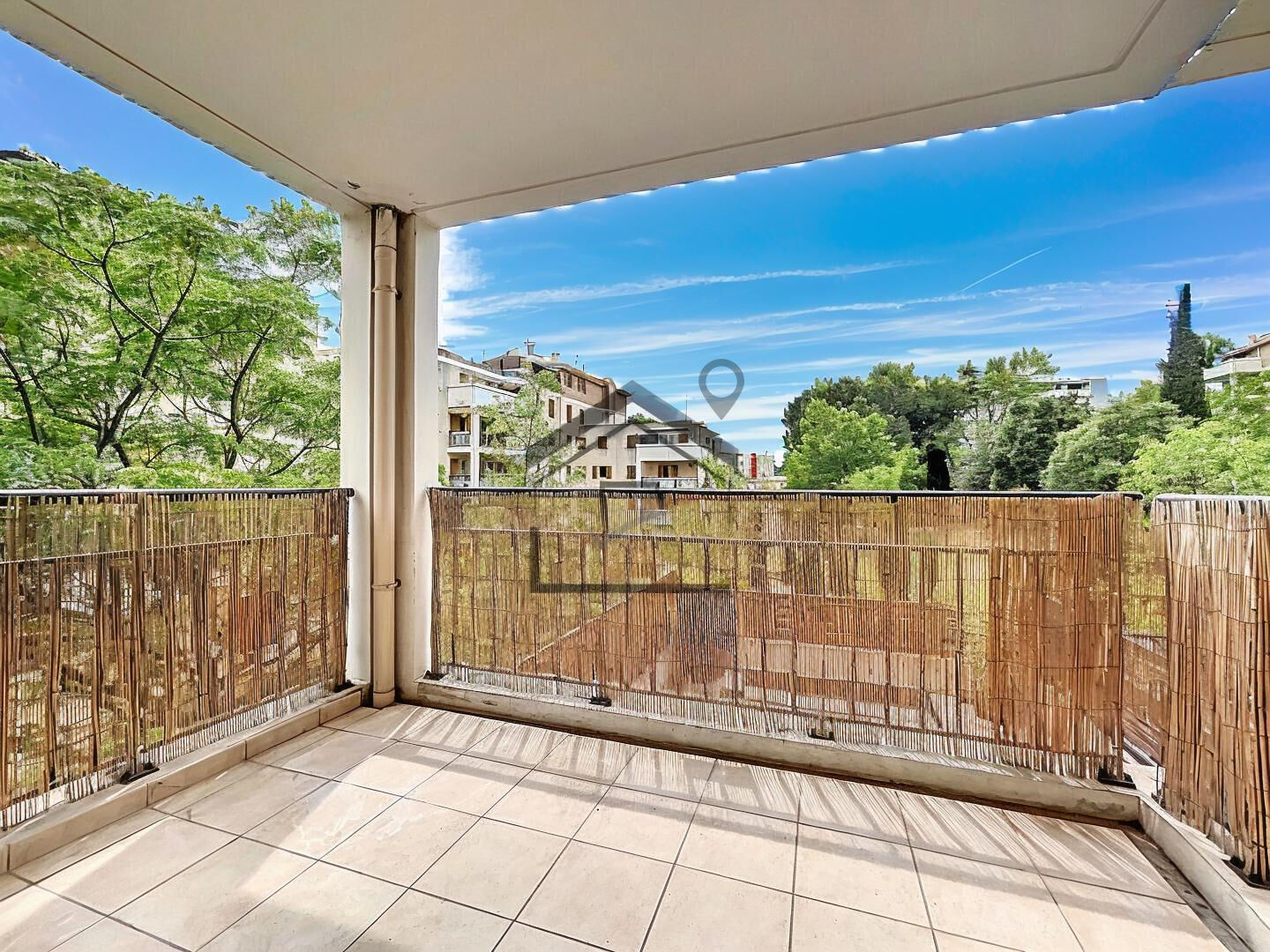 Appart T3 avec terrasse et parking priv\u00e9 souterrain. 2