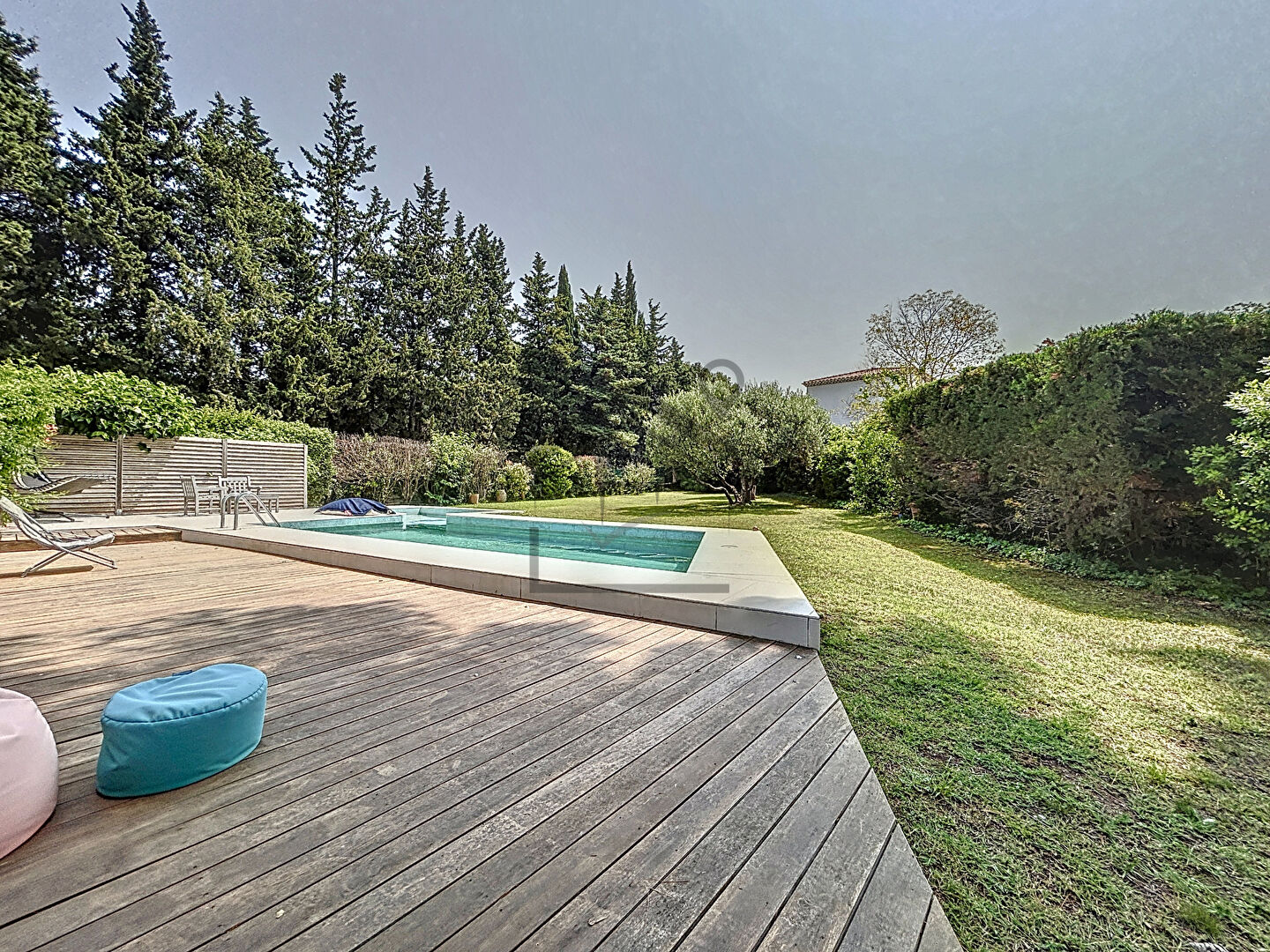 Villa avec piscine.